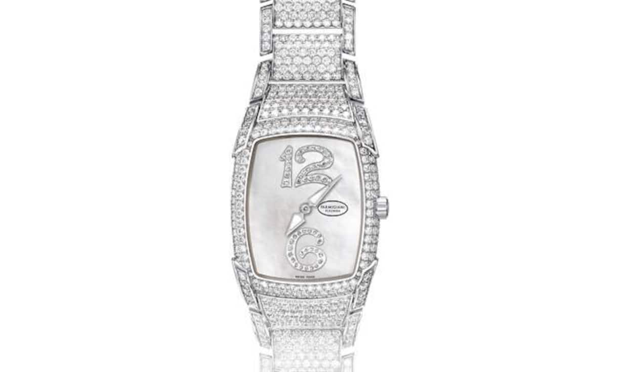 Stiller Charme: Parmigiani Kalpa Donna Haute Joaillerie im flachen Tonneaugehäuse aus Weissgold mit über 800 Diamanten (11 Karat) auf Band und Gehäuse sowie einem seltenen Formwerk mit Quarzsteuerung.