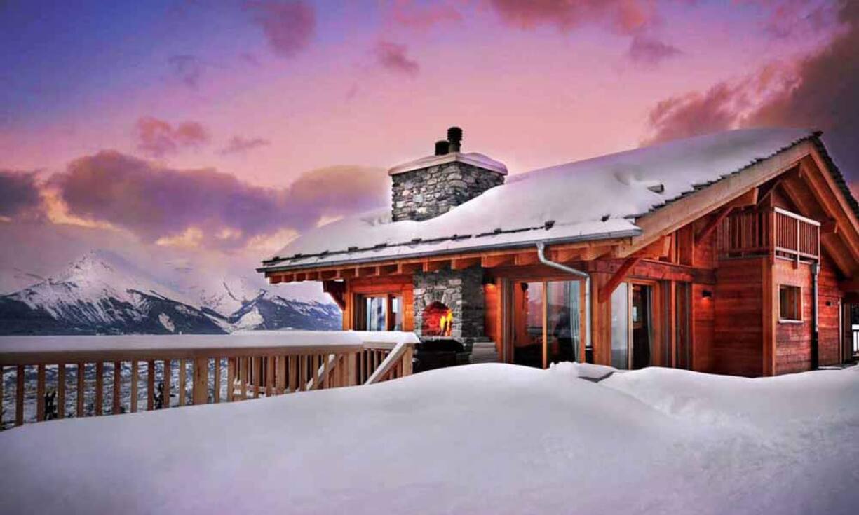 2780 Franken bezahlt man für die Übernachtung in diesem luxuriösen Chalet im Wallis. Dafür befindet sich der Gast dann auch Mittem im 4 Vallées, dem grössten Skigebiet der Schweiz.