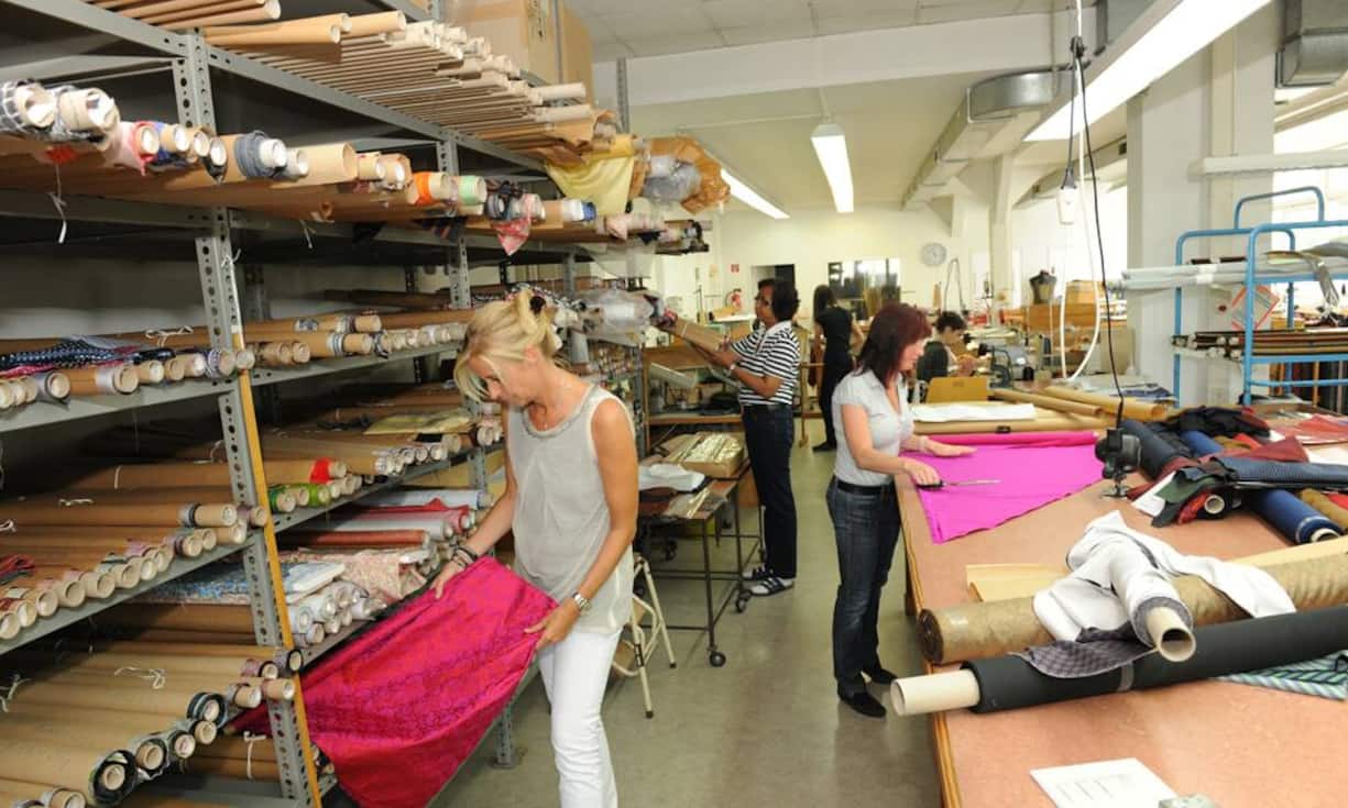 Im Unternehmen in Hamburg Bahrenfeld wird nach wie vor jede Krawatte von Hand hergestellt – und zwar ausschliesslich aus Seidenstoffen.