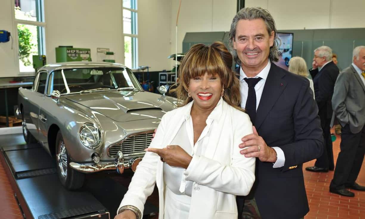 Tina Turner, Rock-Legende;
Erwin Bach, Musikmanager
Im Hintergrund ein Aston Martin