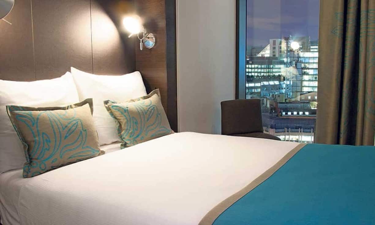 Motel One - London Calling
Der vergangene Dezember markierte ein spezielles Datum im Expansionskurs der deutschen Low-Budget-Design-Hotelkette: An zentraler Lage, unweit des Tower of London, startete das «Motel One London-Tower Hill». Alle 291 Zimmer verfügen über Box-Springbetten, mobile Schreibtische mit kostenlosem WLAN, Flachbildfernseher, Sessel und Klimaanlage.
Standardzimmer für eine Person ab 98 Pfund pro Nacht