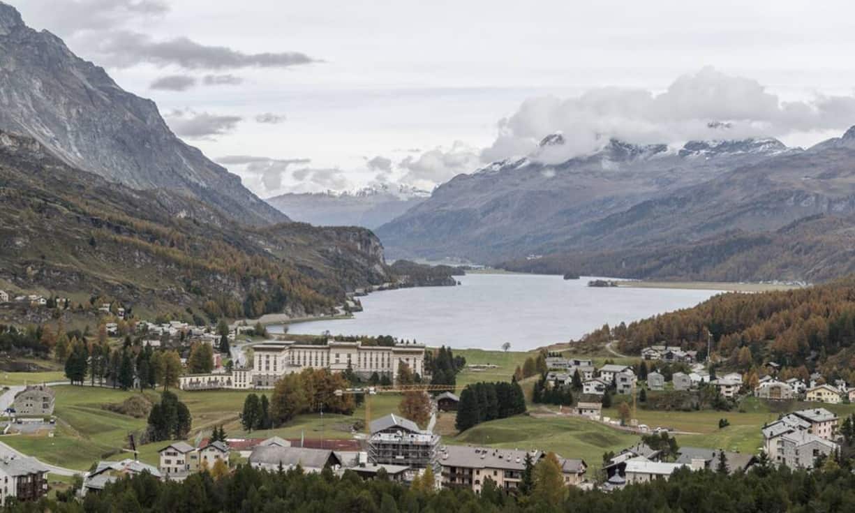 Platz 1: Maloja Die Top Ten der höchsten Quadratmeterpreise für Wohnungen wird von der Region Maloja angeführt, wo der Angebotspreis gemäss dem Report im Median bei 12'500 Franken liegt. Bilder: Keystone