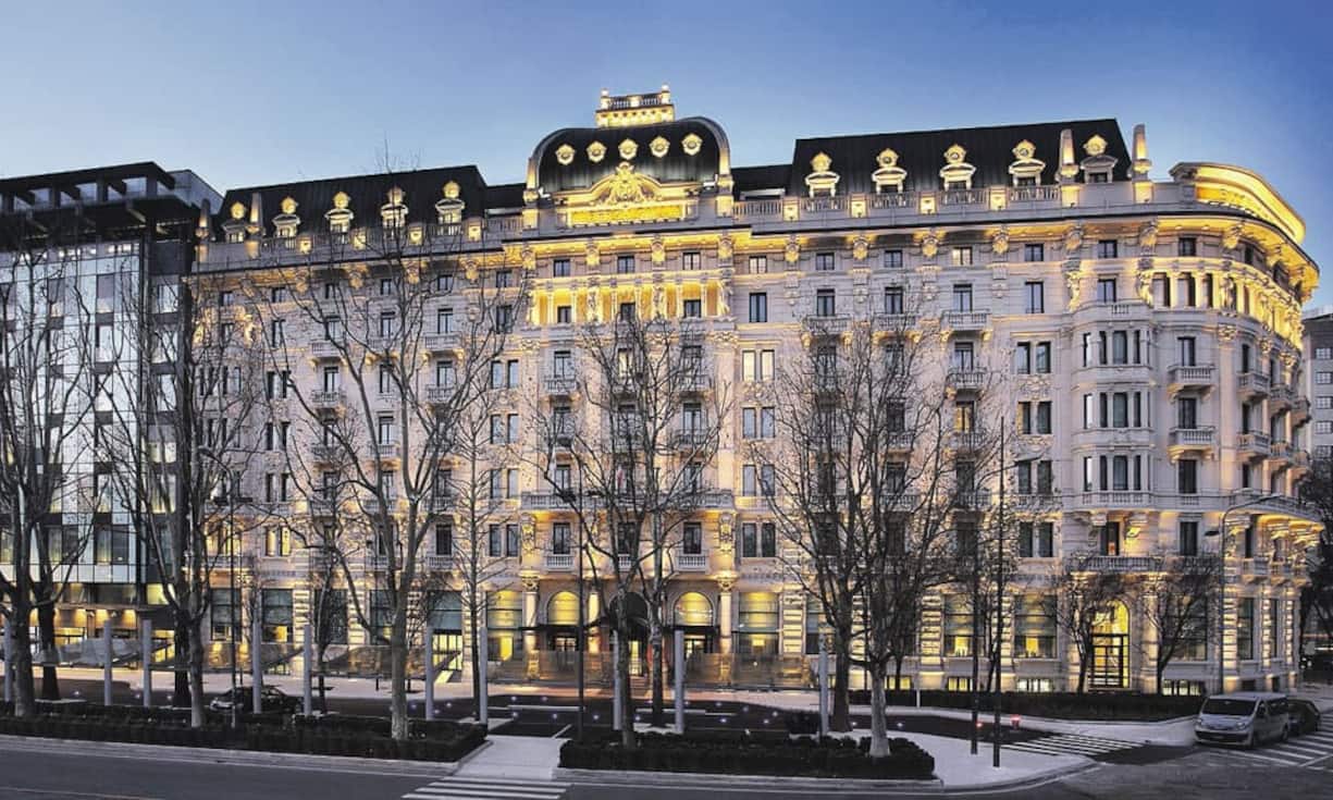 Luxury Collection - neu in MailandMit dem Excelsior Hotel Gallia an der Piazza Duca d’Aosta in Mailand führt der amerikani- sche Konzern Starwood Hotels & Resorts ein neues Juwel im Portfolio seiner weltweiten Luxury Collection. Die umfassende Renovation des historischen Hauses mit 235 Zimmern und Suiten wird im Frühjahr abgeschlossen sein – rechtzeitig zur Eröffnung der Weltausstellung.Einzelzimmer mit Frühstück ab 494 Euro pro Nacht