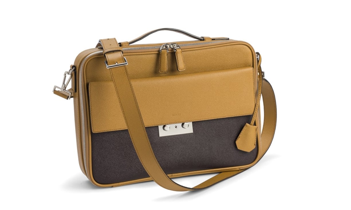 Bodenständig: Bally Das kratzfeste Kalbsleder macht diese zweifarbige Aktentasche widerstandsfähiger.  Dank der dreidimensionalen Narbung mit dezent glänzendem Finish wirkt sie auch elegant. Das Innenfach ist für Ihr iPad oder einen 11-Zoll-Laptop passend designt. Preis 1495 Franken