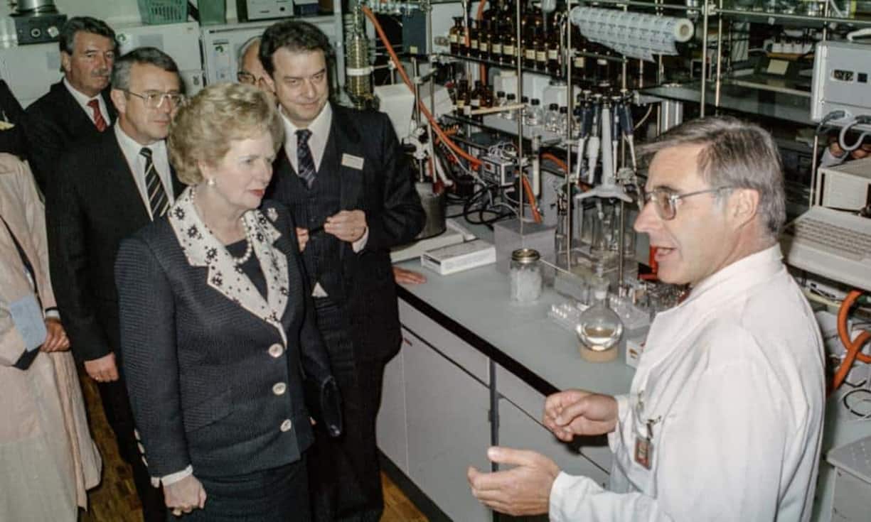 Der Chemiekonzern Ciba-Geigy war Mitglied im ersten SMI (im Bild ein Besuch der damaligen britischen Premierministerin Margaret Thatcher im Forschungslabor Basel). 1996 fusionierte Ciba mit der ebenfalls im SMI enthaltenen Sandoz zu Novartis.