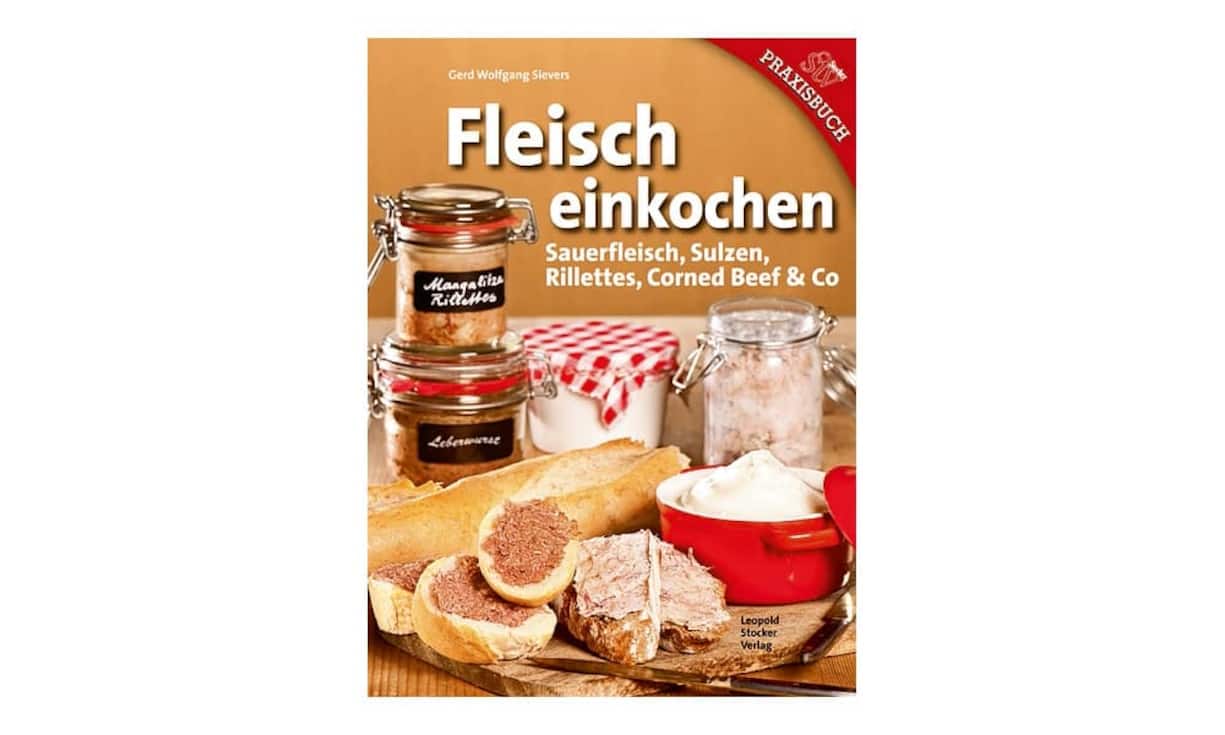 Was dem Confiseur das Praliné, ist dem Fleischfachmann die Wurst. Mit Recht, denn eine gute Wurst ist, was man daraus macht. Wieso nicht mal die Extrawurst im Glas statt im Darm zubereiten? Hört sich anspruchsvoller an, als es ist. In mehreren Kapiteln stellt der Autor die Anleitungen der grossen Klassiker der Haltbarmachung von Fleisch vor.
«Fleisch einkochen», Leopold Stocker Verlag, ca. 30 Fr.