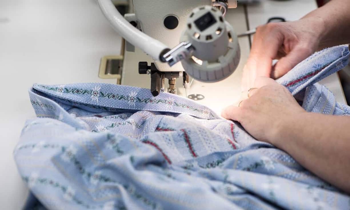 Das Originalhemd besteht zu 100 Prozent aus gewebter Baumwolle. Es wird von Hand genäht. Der Doppelzwirn macht es besonders reissfest und deshalb...