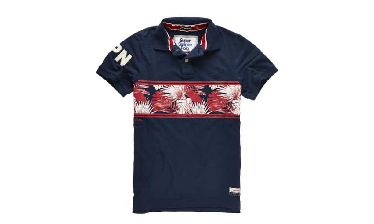 Lässig: Superdry
Nur für die Freizeit geeignet: Ein auffälliger Hawaii-Look samt Logostickerei und grossen Aufdruckstreifen auf der Brust prägen dieses bequem geschnittene Poloshirt. Preis 79.90 Franken