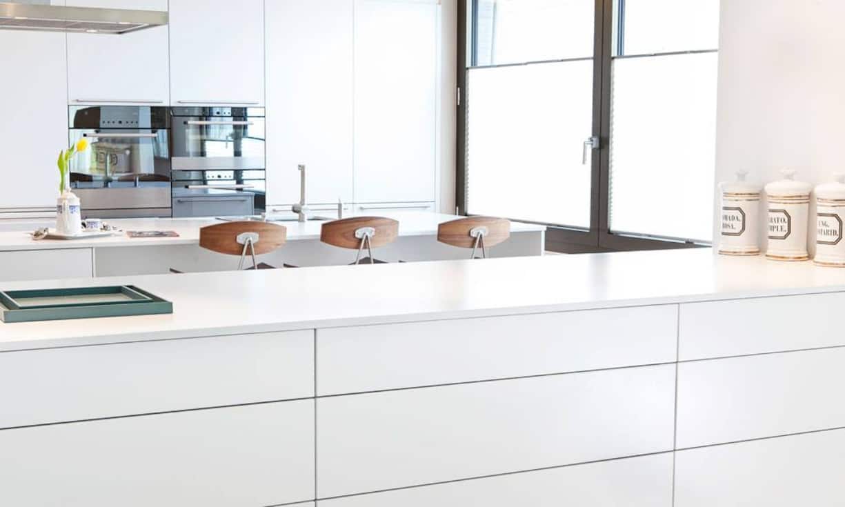 Die gestylte Küche verfügt über modernste Einrichtungen ...