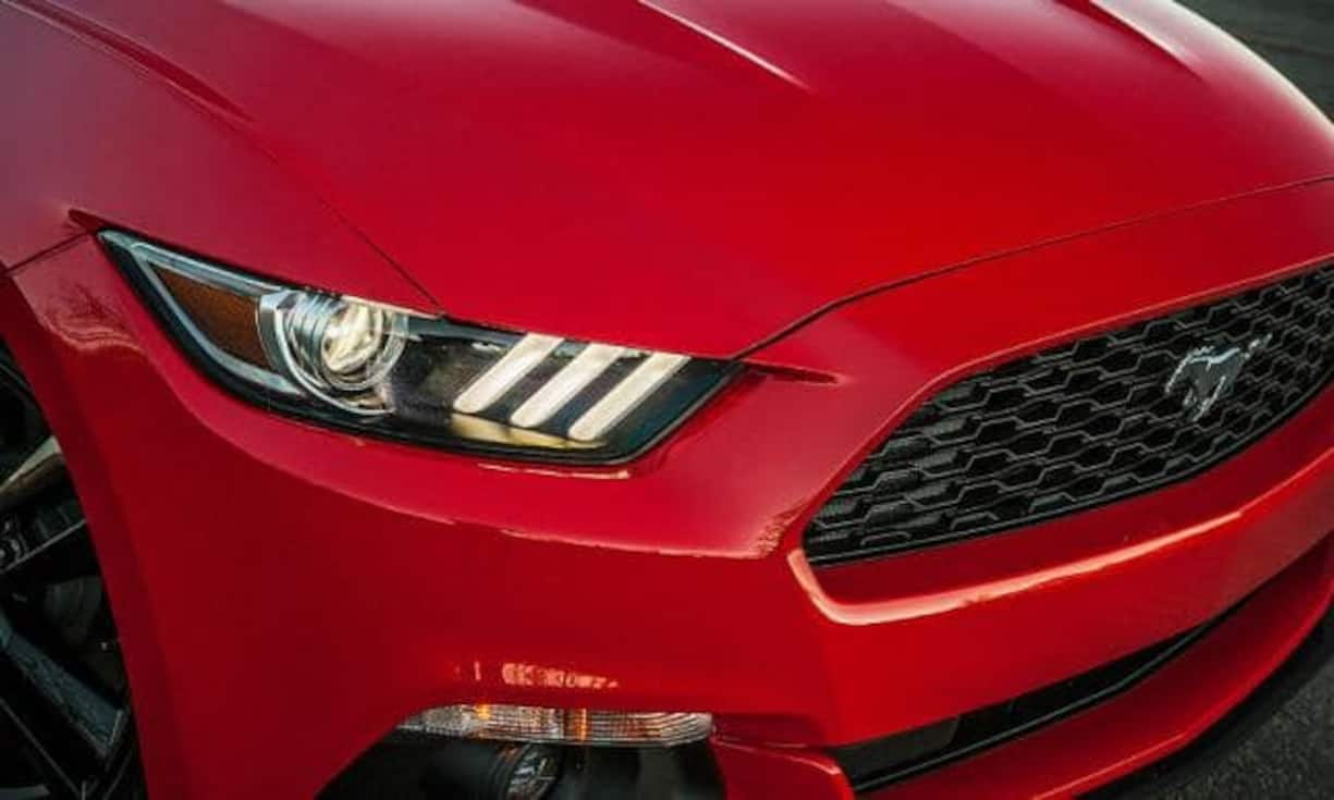 Vorne gelingt eine Mischung aus Retro und aktuellem Ford-Design: Der grosse Grill ist eingerahmt von schmalen Scheinwerfern statt der runden Leuchten wie beim Vorgänger.