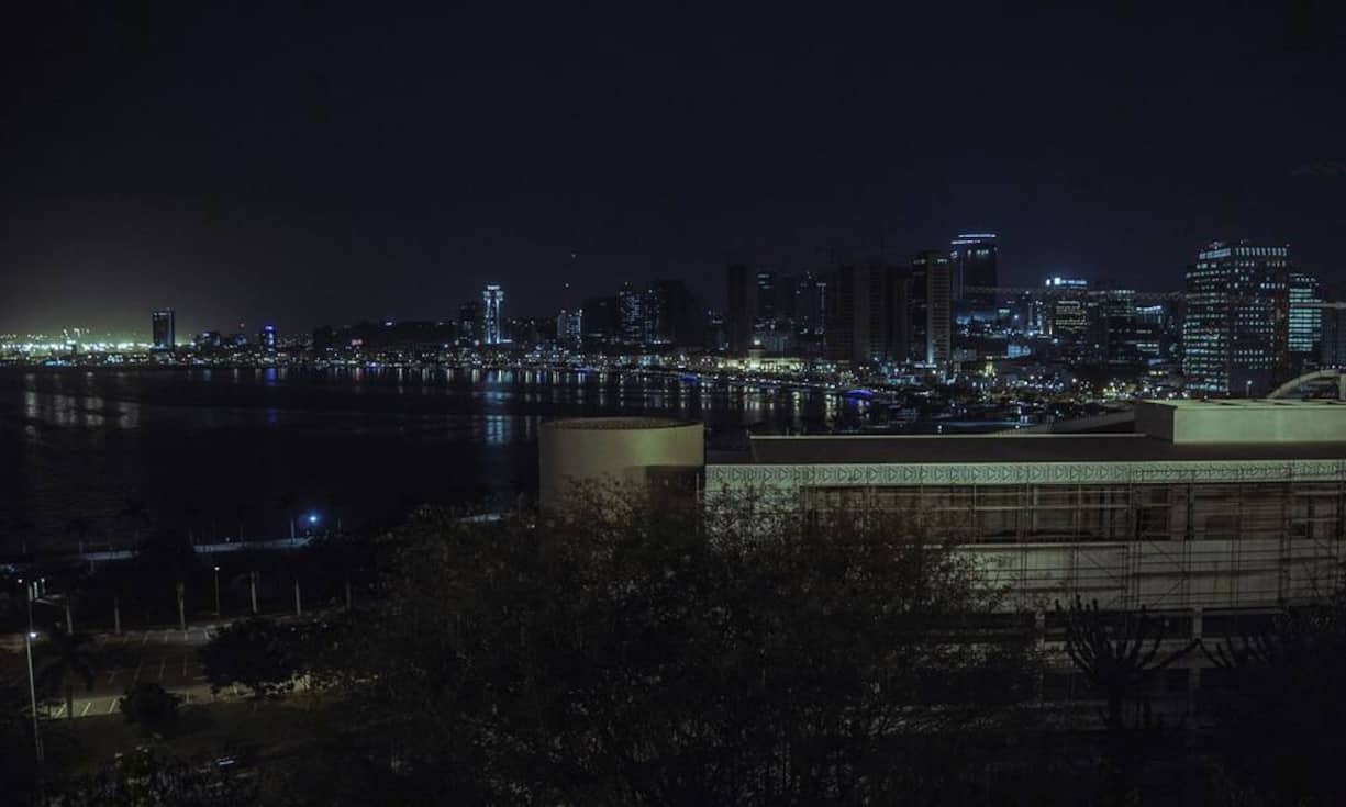 Platz 1: Luanda Obwohl der durchschnittliche Nettolohn pro Monat in in der Hauptstadt von Angola mit umgerechnet knapp 1700 Franken weit unter dem Schweizer Durchschnitt liegt, bezahlt man ein Vermögen für Mieten. Zum Beispiel können für ein Drei-Zimmer-Apartment in der Stadt bis zu 6000 Franken anfallen. Somit ist Luanda die teuerste Stadt der Welt für Expats. 
Pixabay