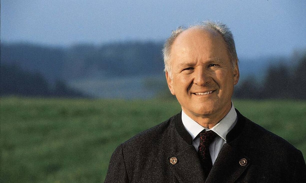 Obwalden: Familie HippNachwuchs in aller Welt beschert der Familienfirma Hipp am Stammsitz in Sachseln seit Generationen prosperierende Geschäfte. Mit Bébénahrung und einem wachsenden Sortiment an Pflegeprodukten für Kinder kann der promovierte Jurist und Kunstprofessor Claus Hipp (Bild) als Clanchef üppige Zunahmen addieren. Insgesamt beistzen sie 600 bis 700 Millionen Franken.PR