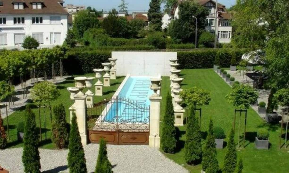 ...und verfügt über einen Pool sowie...