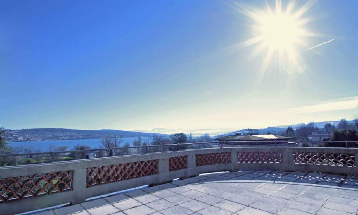 Von der 78 m² grossen Terrasse hat man einen unverbaubaren Blick über den Zürichsee bis zu Säntis und Glärnisch.