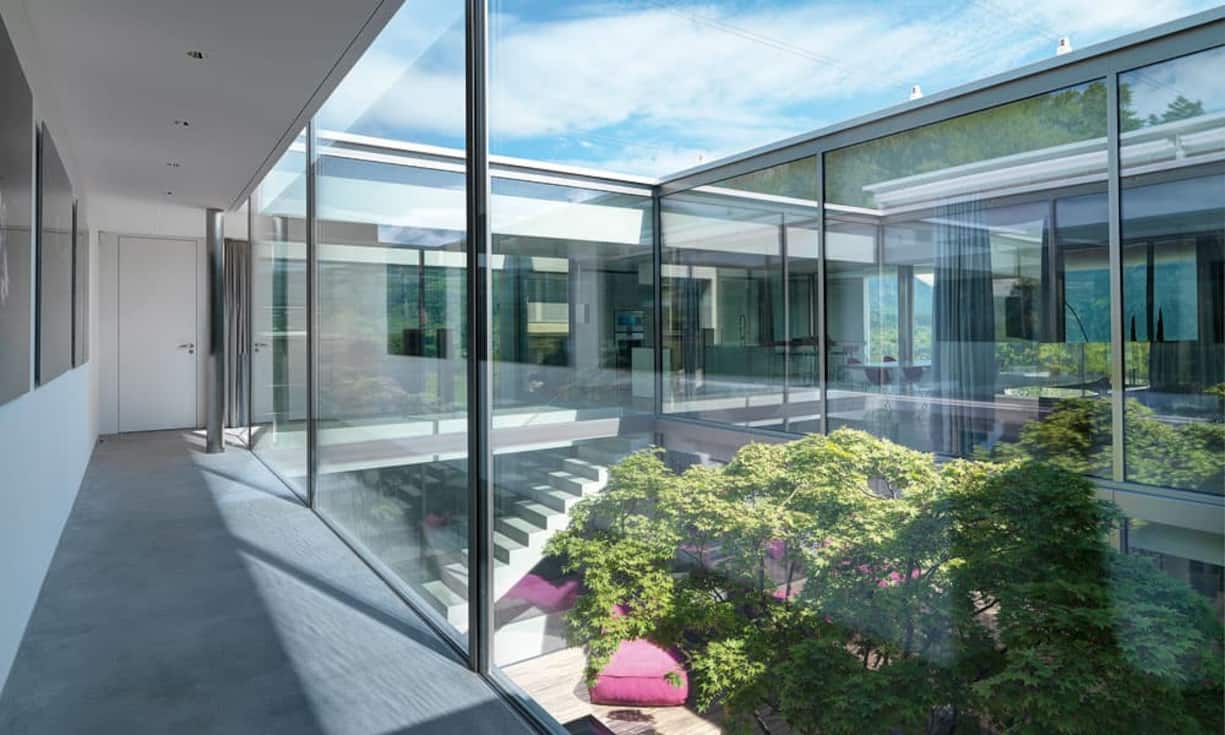 Vollverglast: Dank den raumhohen Panorama-Schiebefenstern von Air-Lux bringt der Innenhof Tageslicht in sämtliche Räume.