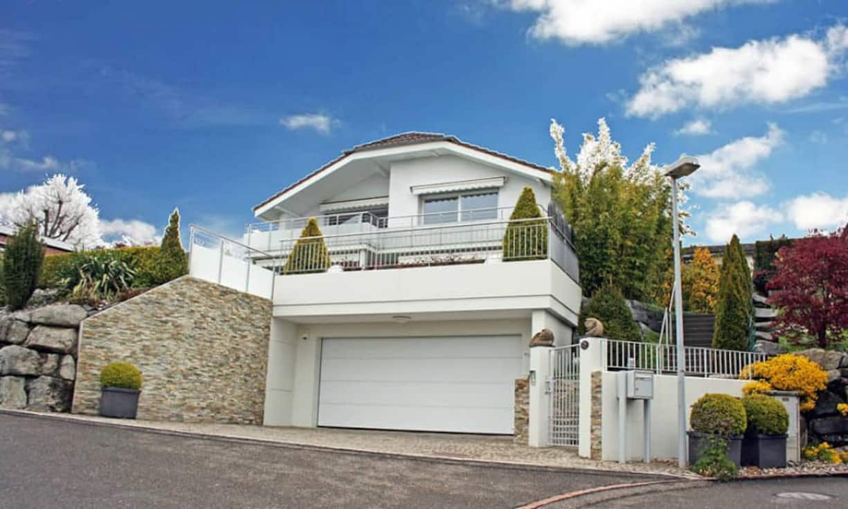 Das Einfamilienhaus mit eingebauter Alarmanlage hat 2 Garagen.
Preis: 2‘280’000.-  
Quelle und Bilder: Engel & Völkers