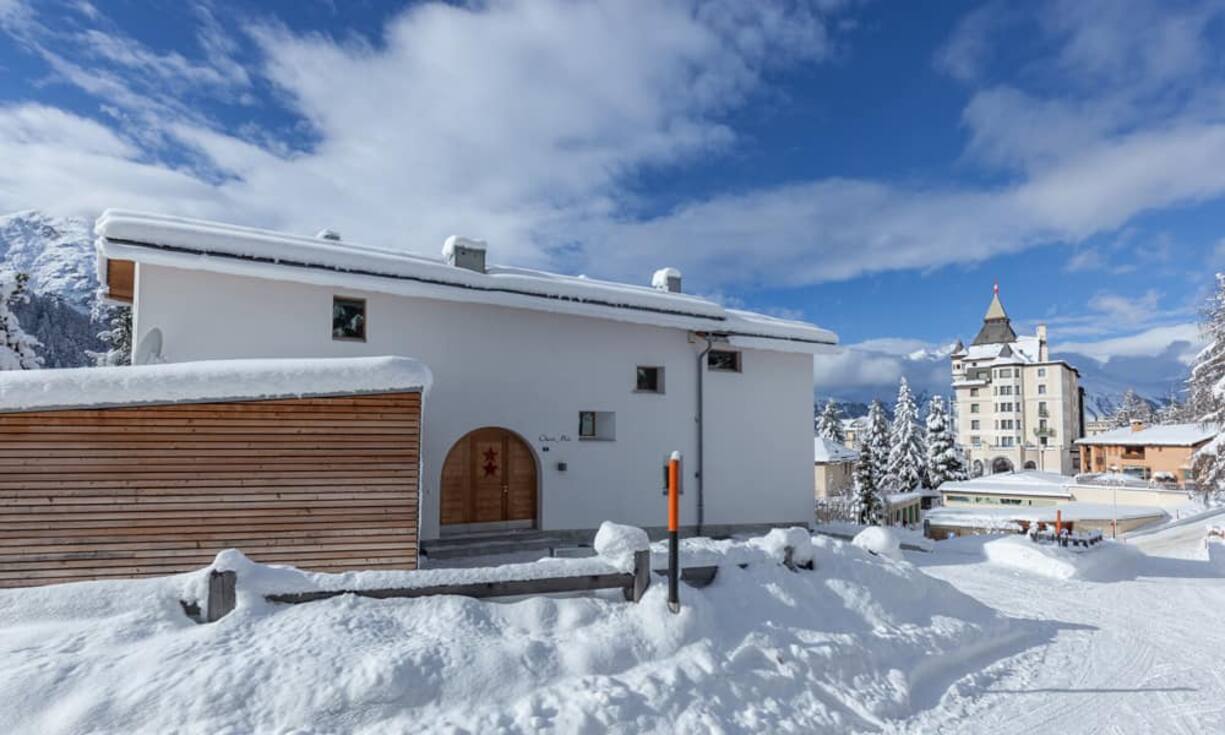 Das Haus besticht durch eine klare und gradlinige Architektur.