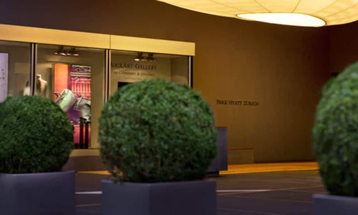 Rang 9: Park Hyatt Zürich, Zürich. Wenige Schritte vom See und der Bahnhofstrasse entfernt liegt das Park Hyatt Zürich. Innerhalb der eleganten, verglasten Fassade des Luxushotels erwartet Besucher eine avantgardistische Architektur. Platz 9 der besten Stadthotels der Schweiz (Vorjahr: Platz 8).