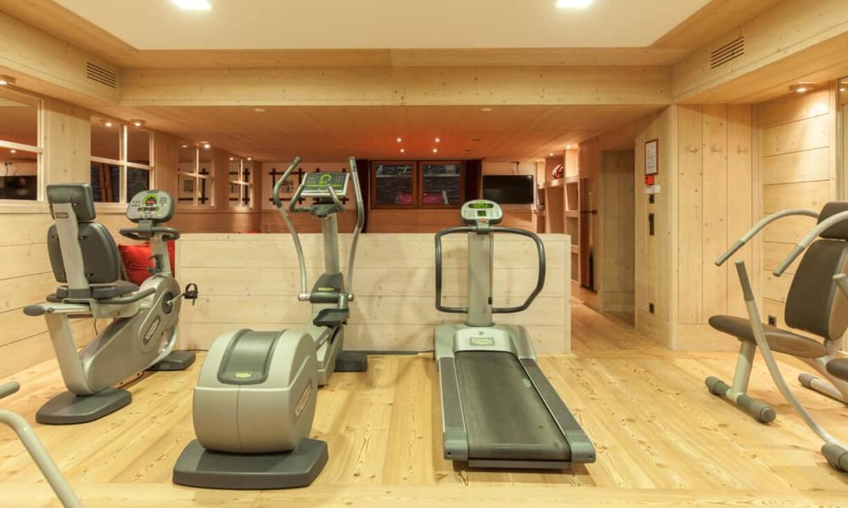 Auch die Bewegung soll nicht zu kurz kommen: der Fitnessraum bietet moderne Geräte, um sich auch bei schlechtem Wetter auszupowern.