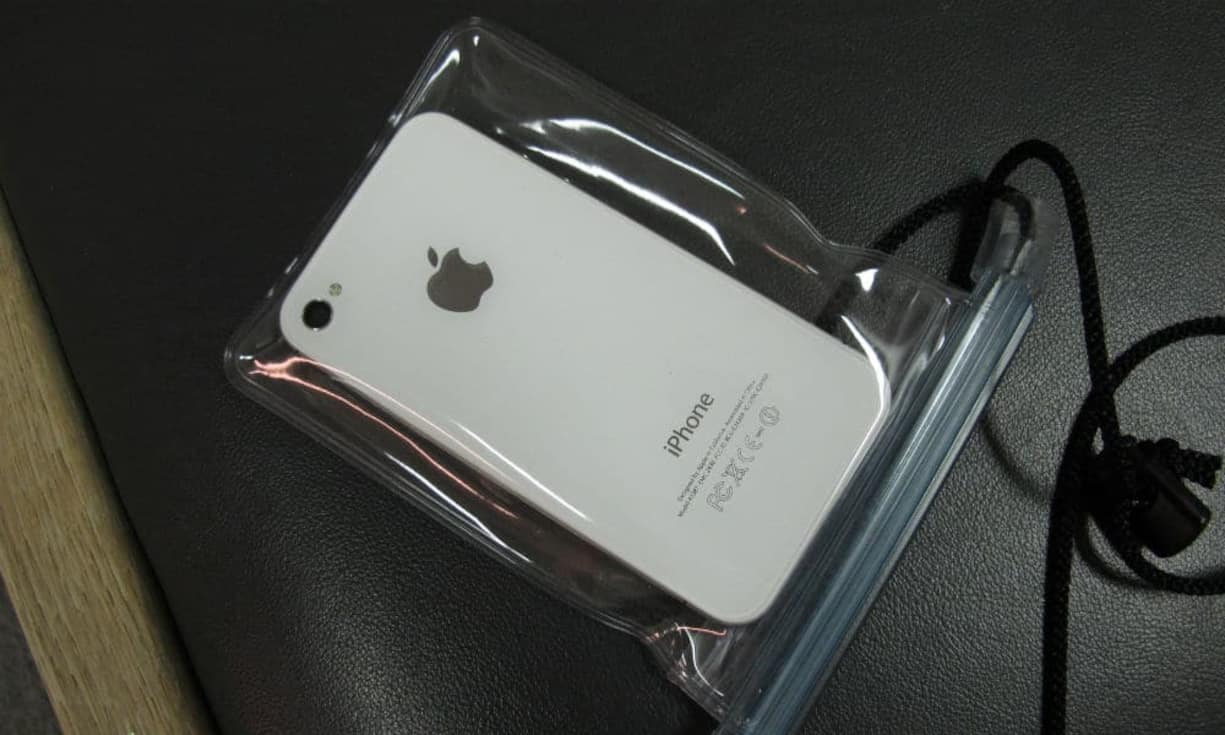 WasserdichtDie Erwartungen, dass das iPhone 7 endlich auch in Puncto Wasserresistenz zur Konkurrenz aufschliesst, sind hoch. Laut dem stets gut informieterten Tech-Analyst MIng-Chi Kuo von «KGI Securities» soll die neue Iphone-Version wie die Apple Watch 2 bis zu einem Meter tief wasserdicht sein und würde somit dem IPX7 Standard entsprechen.