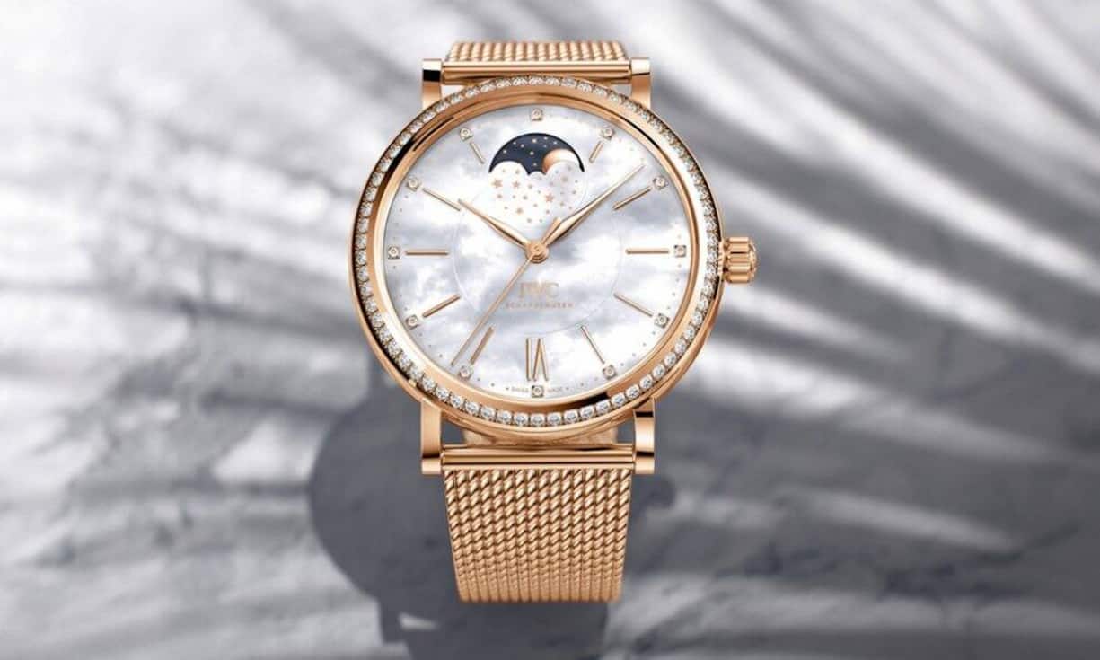 Mondphasen
Mit Mondphasenuhren kann der Mondzyklus verfolgt werden. Dieser wird oft auf einem separaten charakteristischen Zifferblatt wie bei dieser Uhr von IWC dargestellt.