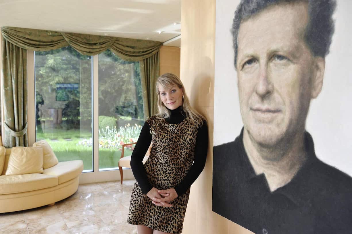 Margarita Louis-Dreyfus 2010 in der Villa der Familie in Zollikon vor dem Porträt von Gatte Robert.