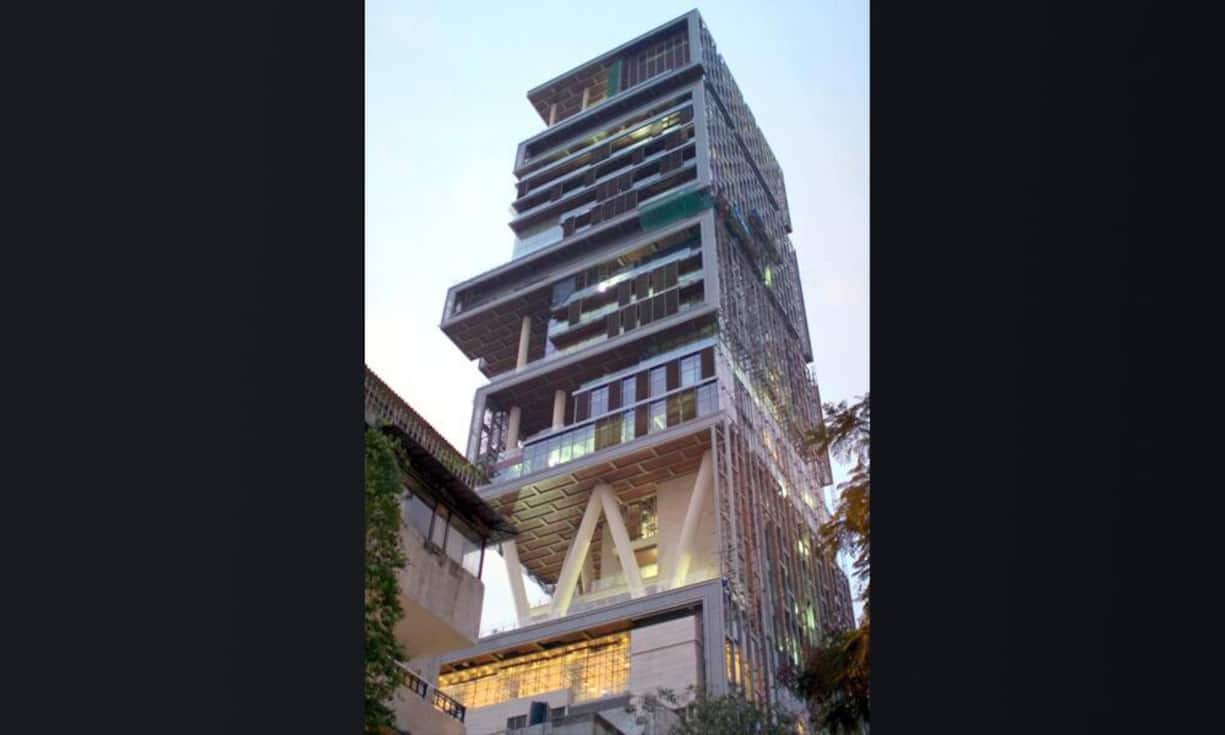 Platz 13: Antilla, Mumbai — 2,5 Milliarden DollarDas Antilla ist eines der umstrittensten Gebäude der Welt. Denn der Bau, der den indischen Milliardär Mukesh Ambani 2,5 Milliarden Dollar kostete, wird von vielen Bewohnern der sehr armen Stadt als dekadent und geschmacklos wahrgenommen. Jhariani/Wikimedia/CC