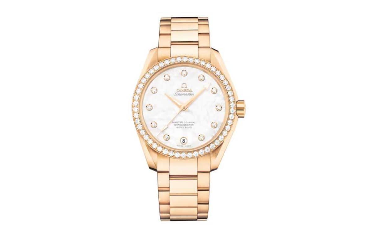 Omega - Liebesbeweis: Seamaster Aqua TerraSportlich-schick und daher auf alle Anforderungen eines aktiven femininen Lebensstils ausgerichtet ist die Valentins-Sonderedition aus Biel. Frauen lieben mehr und mehr Mechanik, also auch das Master-Co-Axial-Kaliber 8501 von Omega. Vor allem dann, wenn diese Technik in ein 18-Karat-Rotgold-Gehäuse (38,5 Millimeter) mit diamantbesetzter Lünette und ein Perlmuttzifferblatt mit 11 Diamantindizes «verpackt» ist. Preis: 38'300 Franken