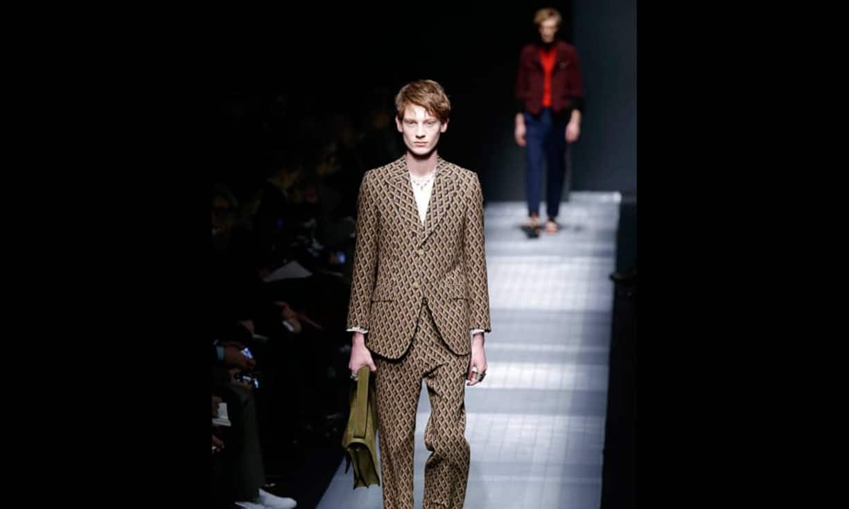 Auffällig: Ein karierter Anzug.