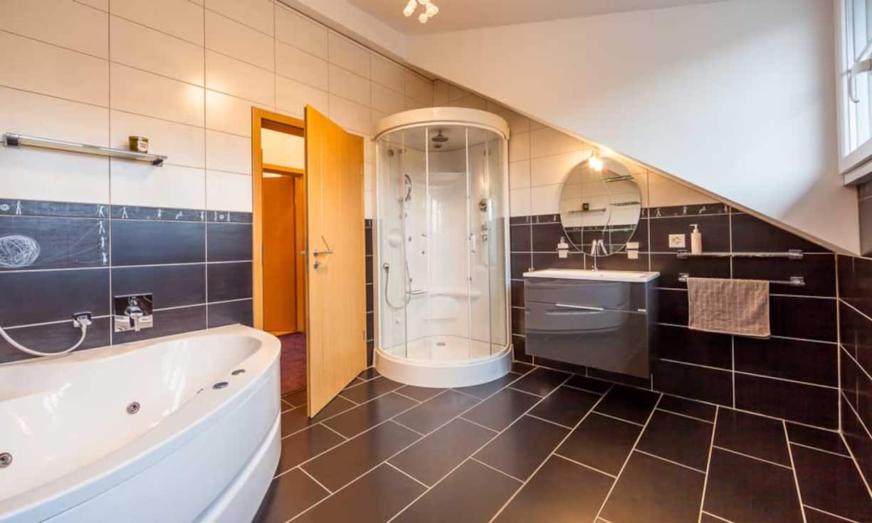 Gesamthaft besitzt das Einfamilienhaus somit drei voll ausgestattete Badezimmer. Alle sind individuell eingerichtet.