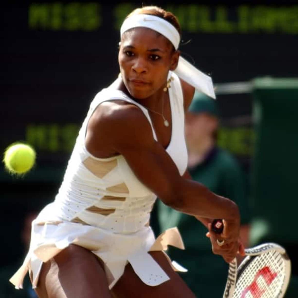 Serena Williams teilt die Vorliebe ihrer Schwester: Das Wimbledon-Outfit von ihr im Jahr 2004 erinnert eher an die Kleidung im Alten Rom als an ein Tennisdress für Frauen.