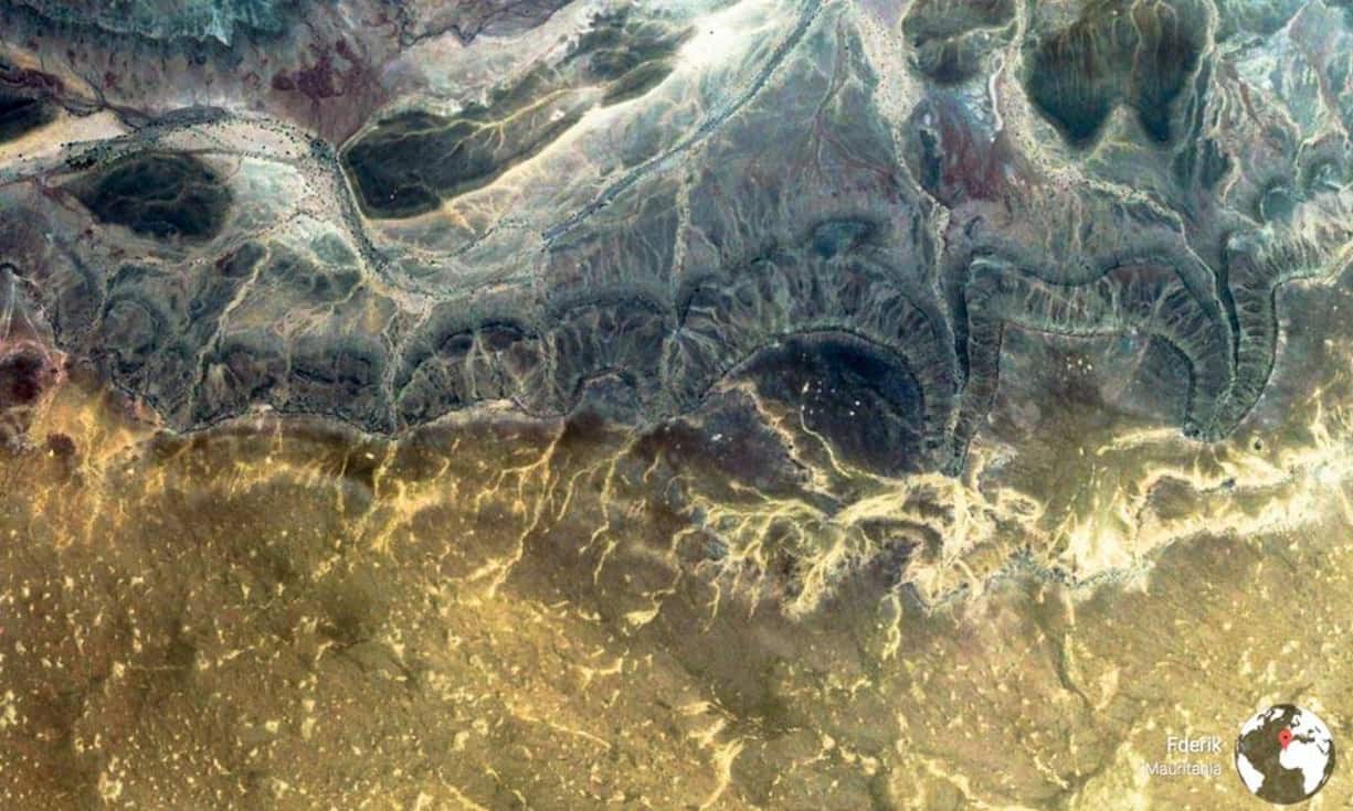 Das Meer auf Mauritius, der Grund ist durch das Wasser zu erkennen.