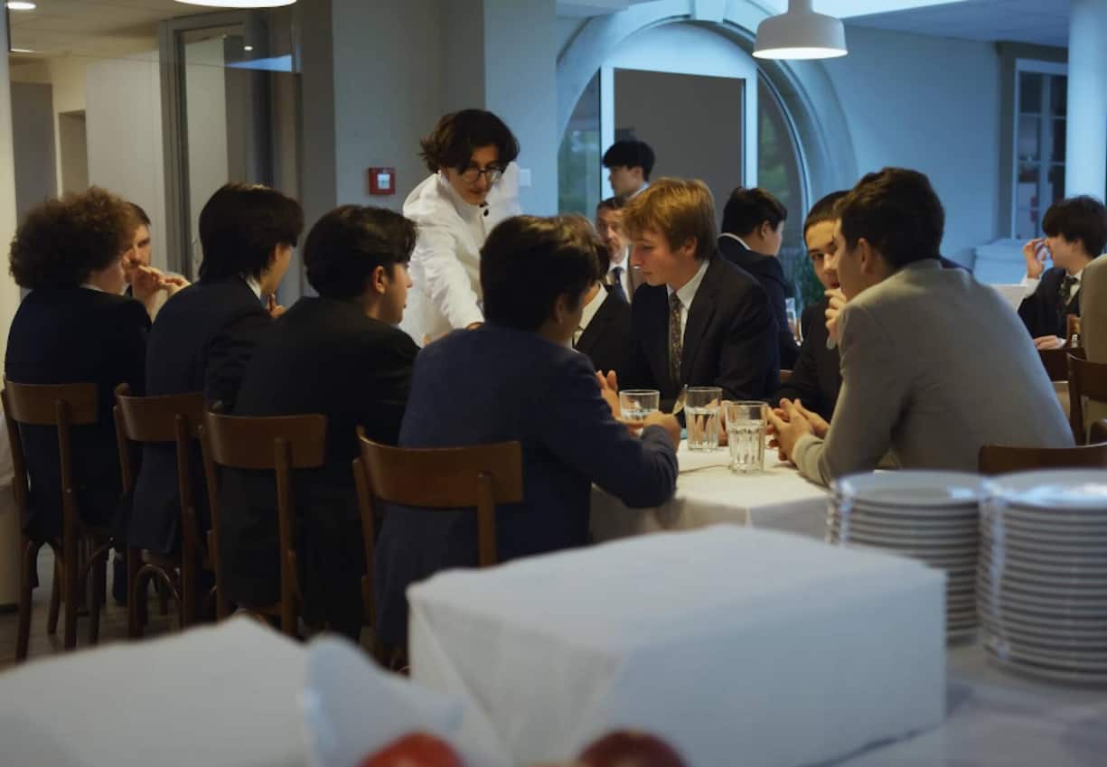 Zum Abendessen müssen Schüler Hemd und Krawatte tragen.