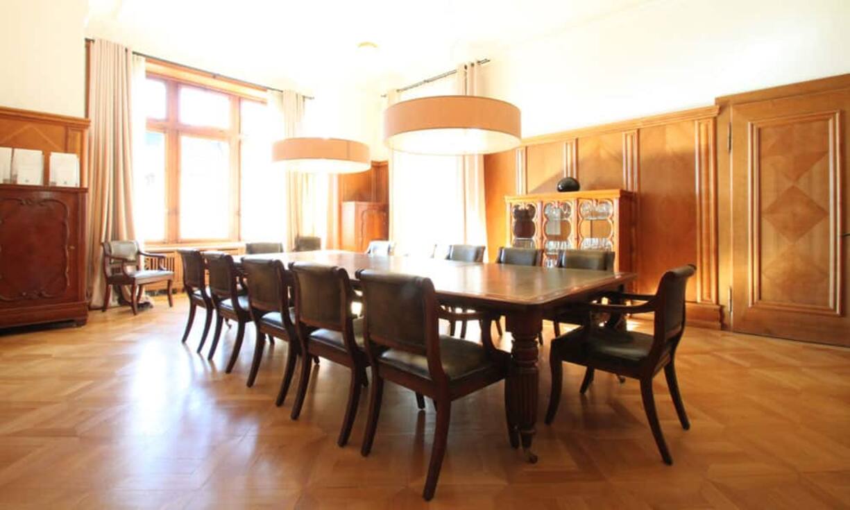 Die Liegenschaft ist als Kulturerbe eingestuft und Häuser und Garten stehen unter Denkmalschutz.