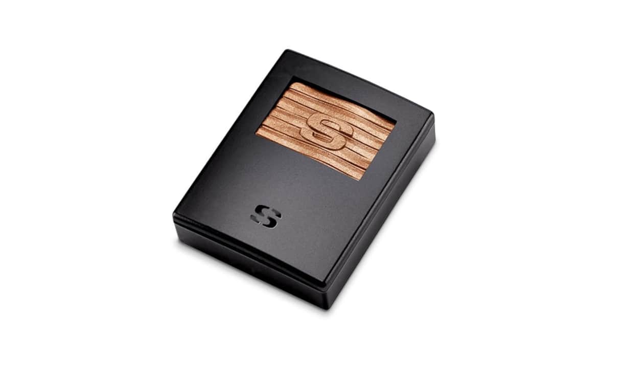 Funkelnd: Dank dem neuartigen Gelsystem verschmelzen Puder und crèmiges Fluid des Phyto Ombre Glow von Sisley mit der Haut. Der Lidschatten kann wie flüssiges Metall aufgetragen werden oder einen zarten Schatten werfen. Extrakte aus Grüntee, weisser Lilie und Kamelienöl sollen die Augenlider funkeln lassen. Sisley, Phyto Ombre Glow, 45 Franken.