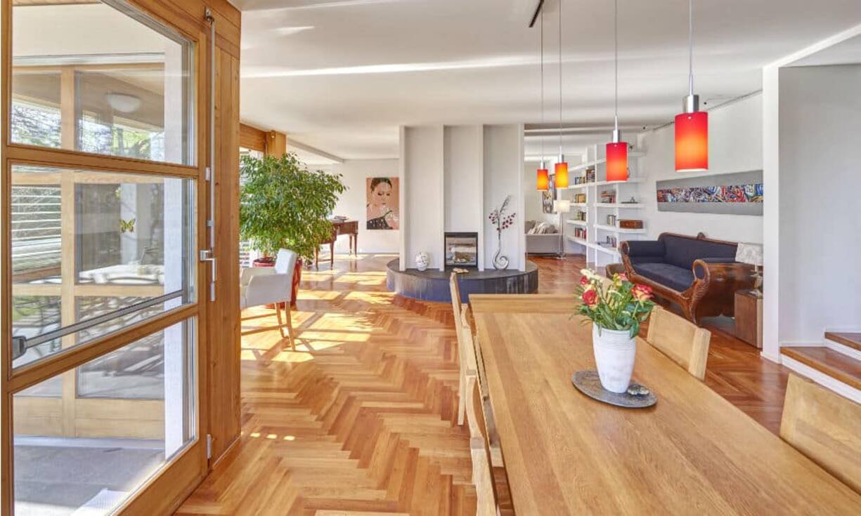 Die zahlreichen Einbauschränken bieten viel Platz zum Verstauen. Der Fussboden ist beheizbar.