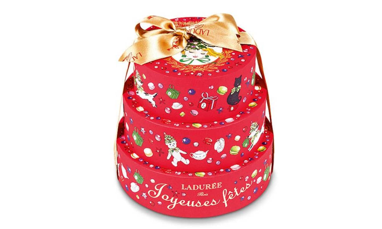 Festlich: Wir sollen, so findet man bei Ladurée, an Weihnachten auch in Kindheitserinnerungen schwelgen. Und darum gibt es vom Macarons-Bäcker unter dem Namen Mademoiselle Noëlle nun eine bombastische Kollektion mit 15 Stück. 52 Franken.