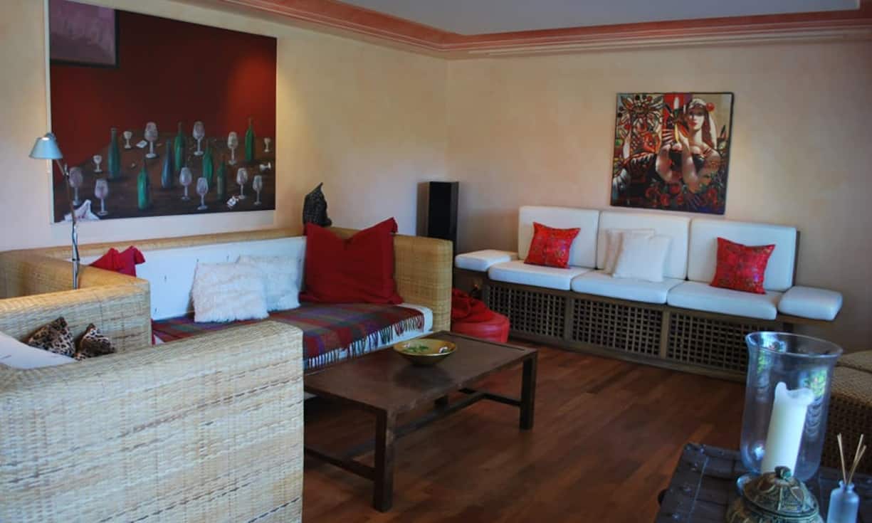 Der Wohn- und Essbereich ist mit der Küche in einem offenen Wohnraumkonzept verbunden.