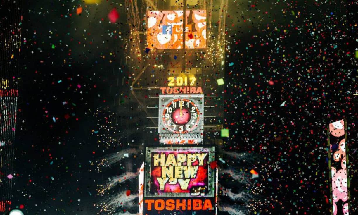 Rund um die Welt feiern die Menschen zum Jahreswechsel: In «New York» feierten Zehntausende Silvester mit dem traditionellen «Balldrop».