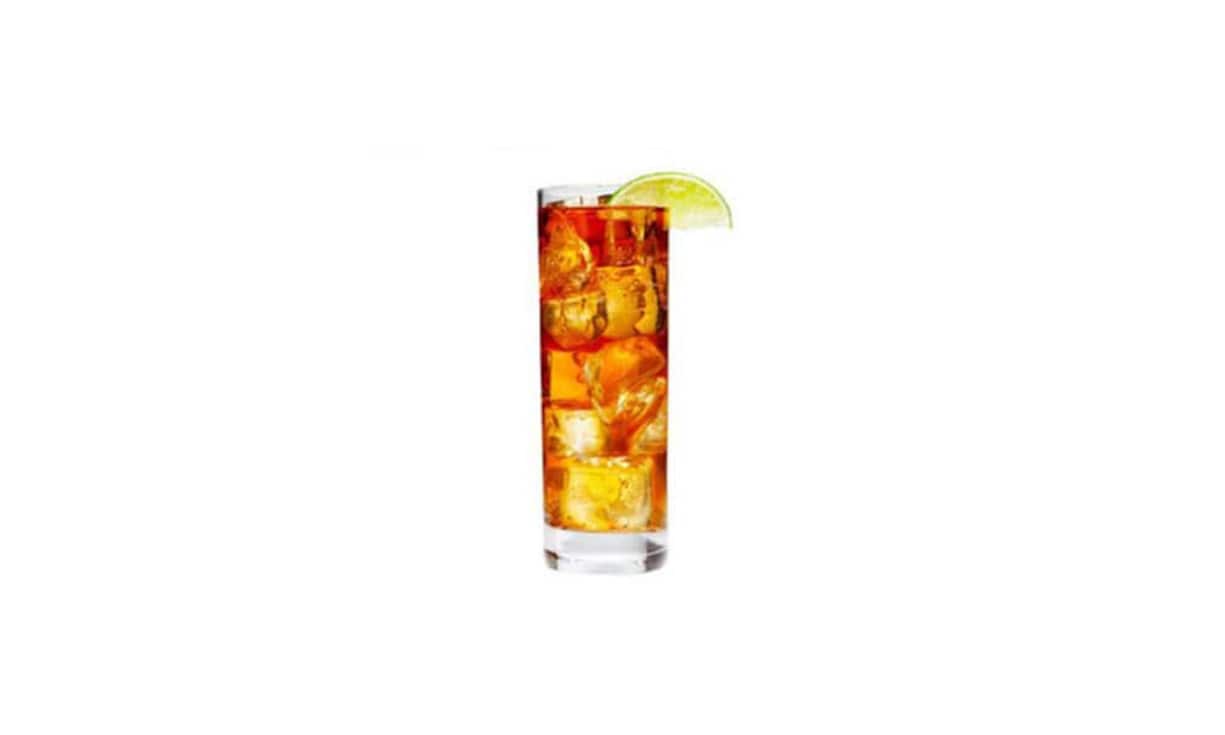Der Long Island Iced Tea kommt dank der Vermischung von Gin, Wodka, Rum, Triple Sec und Cola auf mindestens 780 Kalorien. (Bild: tumbler.com)