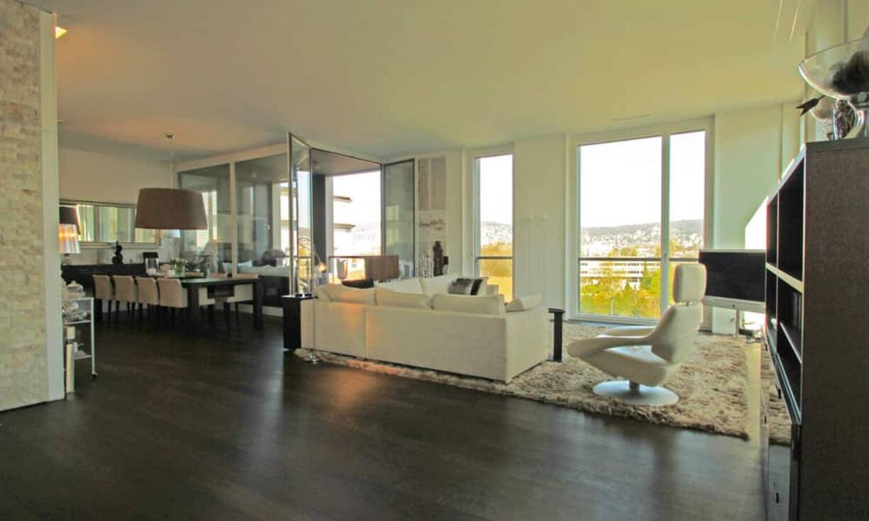 Die Wohnung wird durch die Deckenhöhe von drei Metern und raumhohe Fensterfronten lichtdurchflutet.