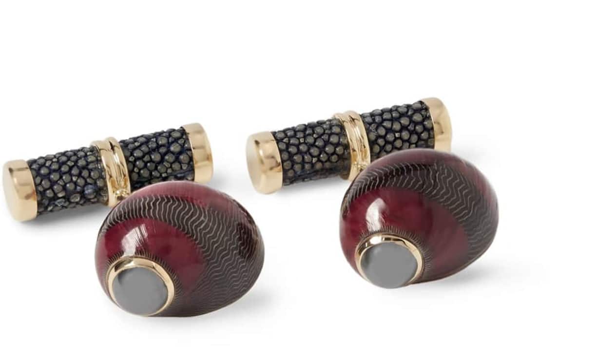 Wertvoll: Trianon Muschel, Edelsteine, exotische Hölzer und 18 Karat Gold wurden bei diesen Manschettenknöpfen per Hand eingearbeitet. Ein exquisites Accessoire erhältlich bei www.mrporter.com. Preis 2600 Franken