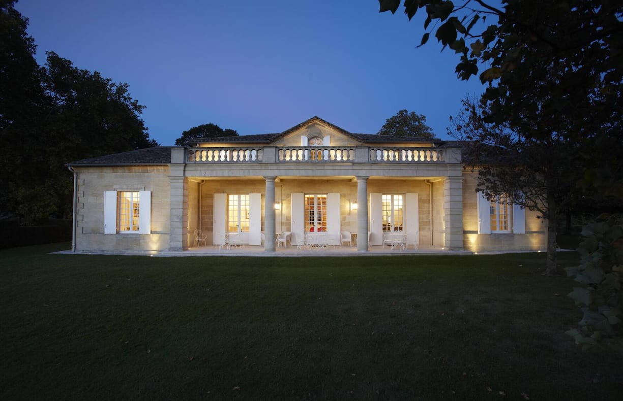 Luxuriöses Wohnen im Weinparadies: Silvio Denz' Schlösschen bei Nacht.