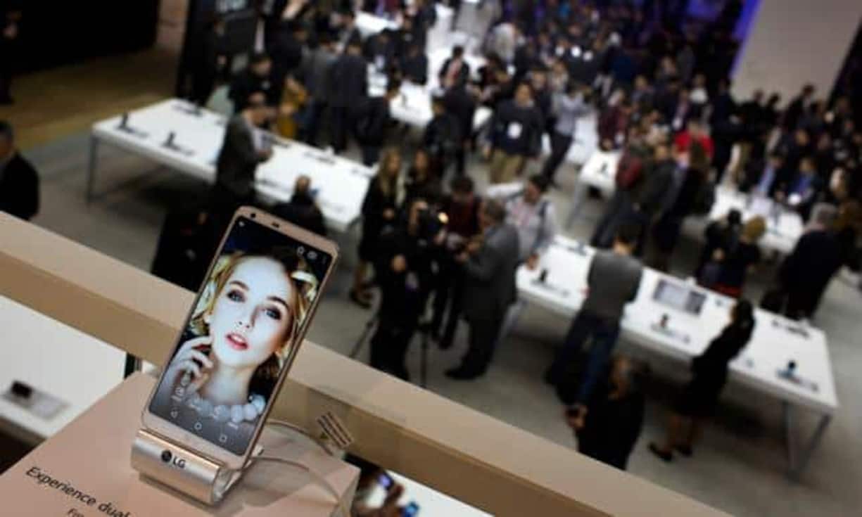 LG bietet mit seinem neuen Smartphone ein neues Format: Das 5,7-Zoll-Display kommt im Verhältnis von 18:9 daher. Das hilft beim Abspielen von manchen Filmen, aber damit kann vor allem Multitasking betrieben werden. Zwei Quadrate werden nebeneinander angezeigt und erlauben so ergänzende Aufgaben, wie etwa das Fotografieren und gleichzeitige Anschauen des Ergebnisses.