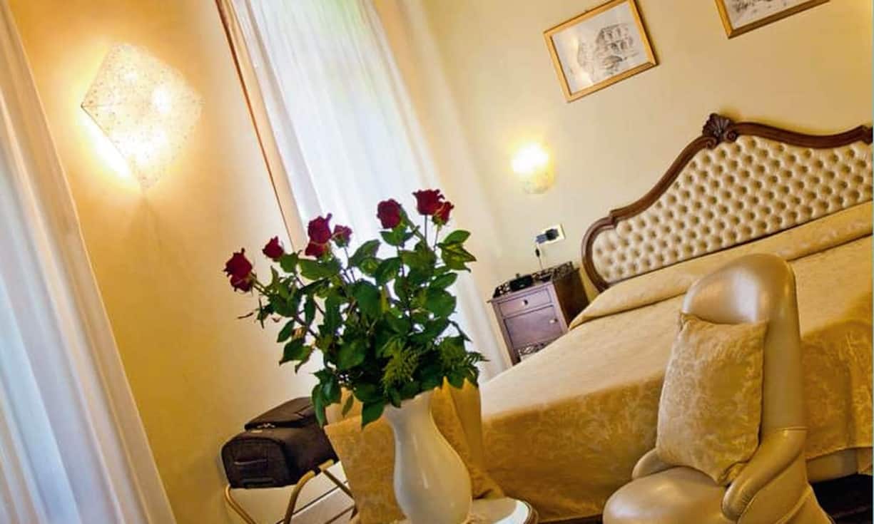 Venedig - Pensione AccademiaDie venezianische Villa aus dem 17. Jahrhundert, die einst die russische Botschaft beherbergte, lässt sich nicht von gängigen Superlativen und Trends unter Druck setzen. Es punktet mit einer zeitlos unaufgeregten Privathausatmosphäre, alles wirkt sehr entspannt, zugänglich und echt.Wenn doch nur ... an Wochenenden kurzfristig ein Zimmer zu ergattern wäre.Doppelzimmer ab 140 Euro