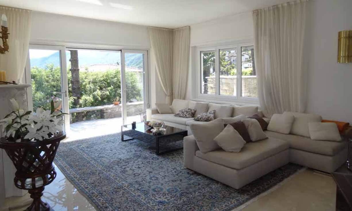 Der untere Hausbereich befindet sich auf Gartenhöhe. Auf dieser Ebene findet sich ein Wohnraum und diverse Schlafzimmer mit Badezimmern. Von allen seeseitig orientierten Zimmern gelangt man direkt in den angebauten Garten.