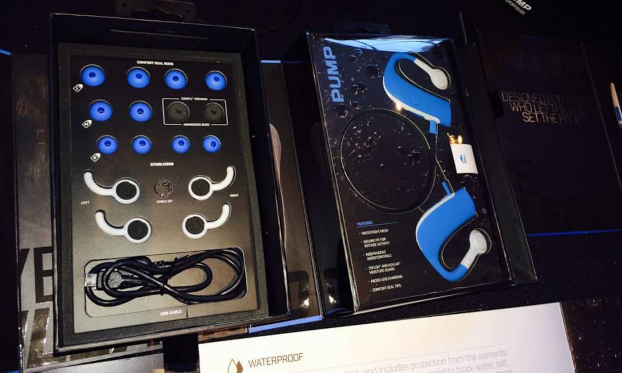 Was für Wasserratten: Die HD Sportbuds sind wasserdichte Bluetooth - Kopfhörer. Eine Batterieladung reicht für 8 Stunden, in 30 Minuten ist genug Saft nachgeladen für weitere 4 Stunden. Die Musikquelle darf bis zu 30 Meter entfernt sein - könnte also auch das Handy im Garderobenkastchen des Hallenbades sein. Dummerweise funktioniert Bluetooth nicht unter Wasser.