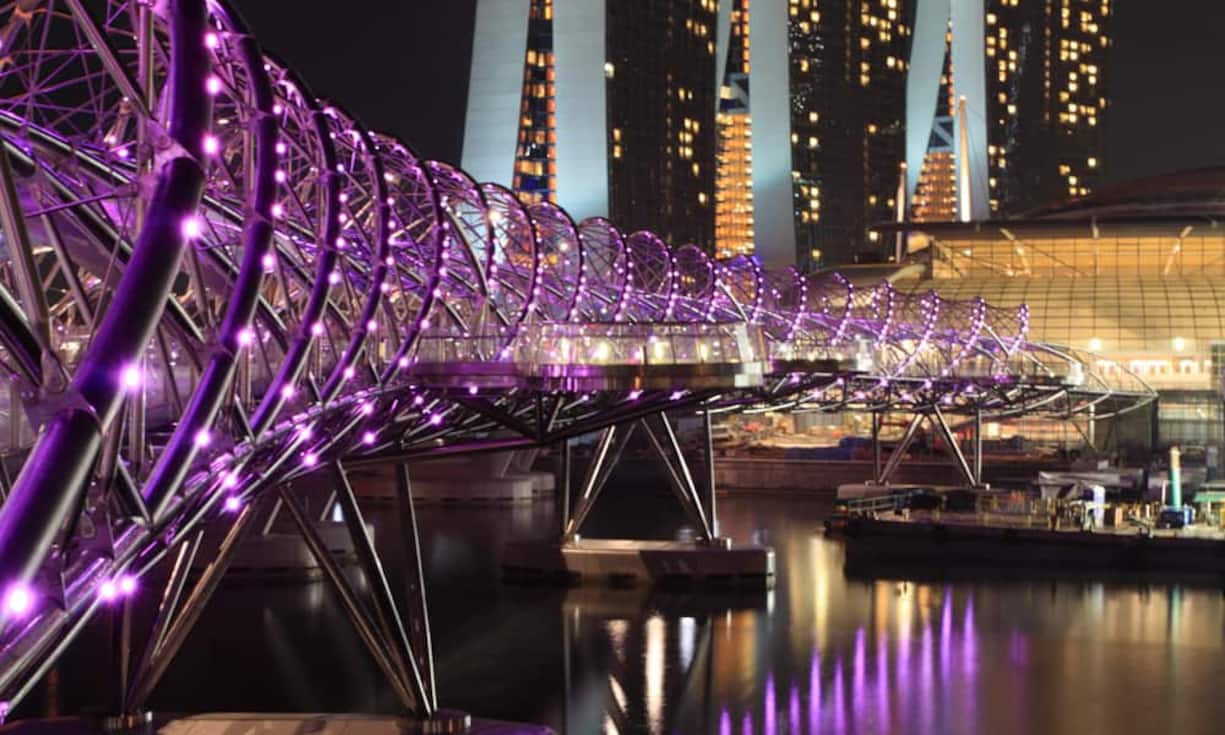 Helix Bridge von Cox Architecture, Eröffnung 2010 (Marina Bay, Singapur)Bei der Eröffnung im Jahr 2010 war die Helix Bridge die erste Brücke in Form einer Doppelhelix. Das Design soll ein Symbol für Leben, Regeneration und Wachstum sein.Dieser Text erschien zuerst bei CNN Stlye, der Onlineplattform von CNN.