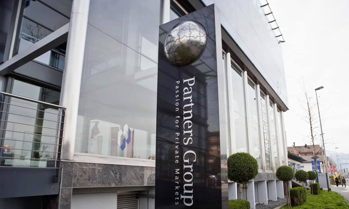 Die grossen Investments bringen Blackrock Macht in Form von Stimmkraft, die der Investor an Generalversammlungen einbringen kann. Wie ein Firmensprecher aber betont, ist Blackrock «kein aktivistischer Investor.» Dennoch hat die Zuger Firma Partners Group letztes Jahr gleich zweimal die Macht der «Krake» zu spüren bekommen und auch...