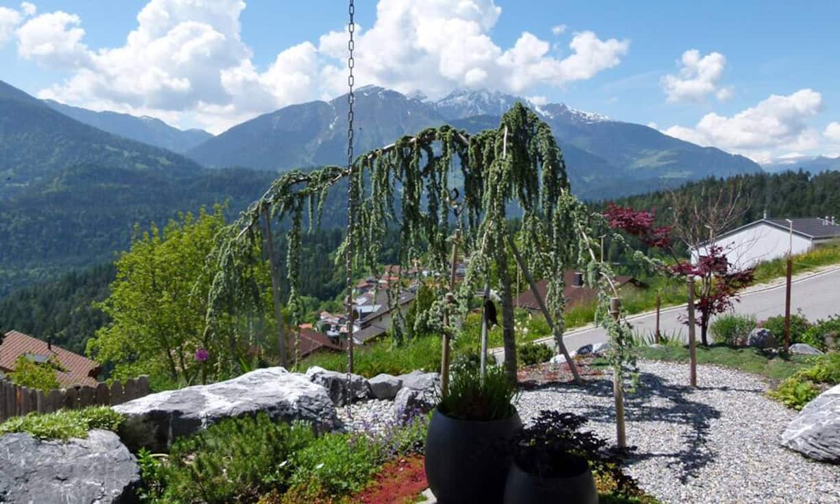 ...an einen Hang am Rand von Flims GR gebaut. Er ist von einer schönen Gartenanlage umgeben.